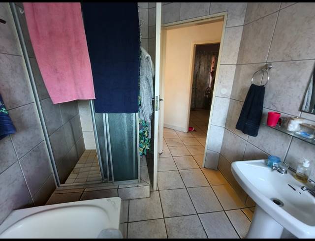 4 BEDROOM HOUSE FOR SALE IN OOS EINDE